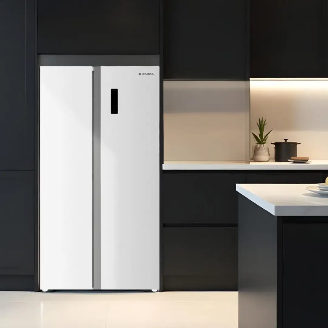 Imagen del frigorífico americano Aspes AA-18901ENF instalado en una cocina moderna, mostrando tamaño, diseño blanco y estética elegante.
