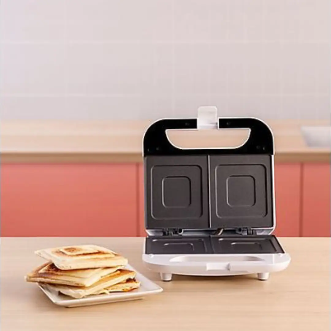 detalle sandwichera Solac SD-5054 con placas antiadherentes y sistema de cierre para un tostado uniforme y fácil limpieza
