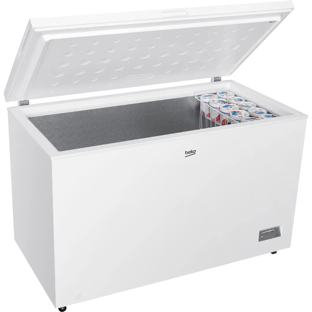 Interior del congelador Beko CF-380EWN con cesta extraíble para organización de alimentos