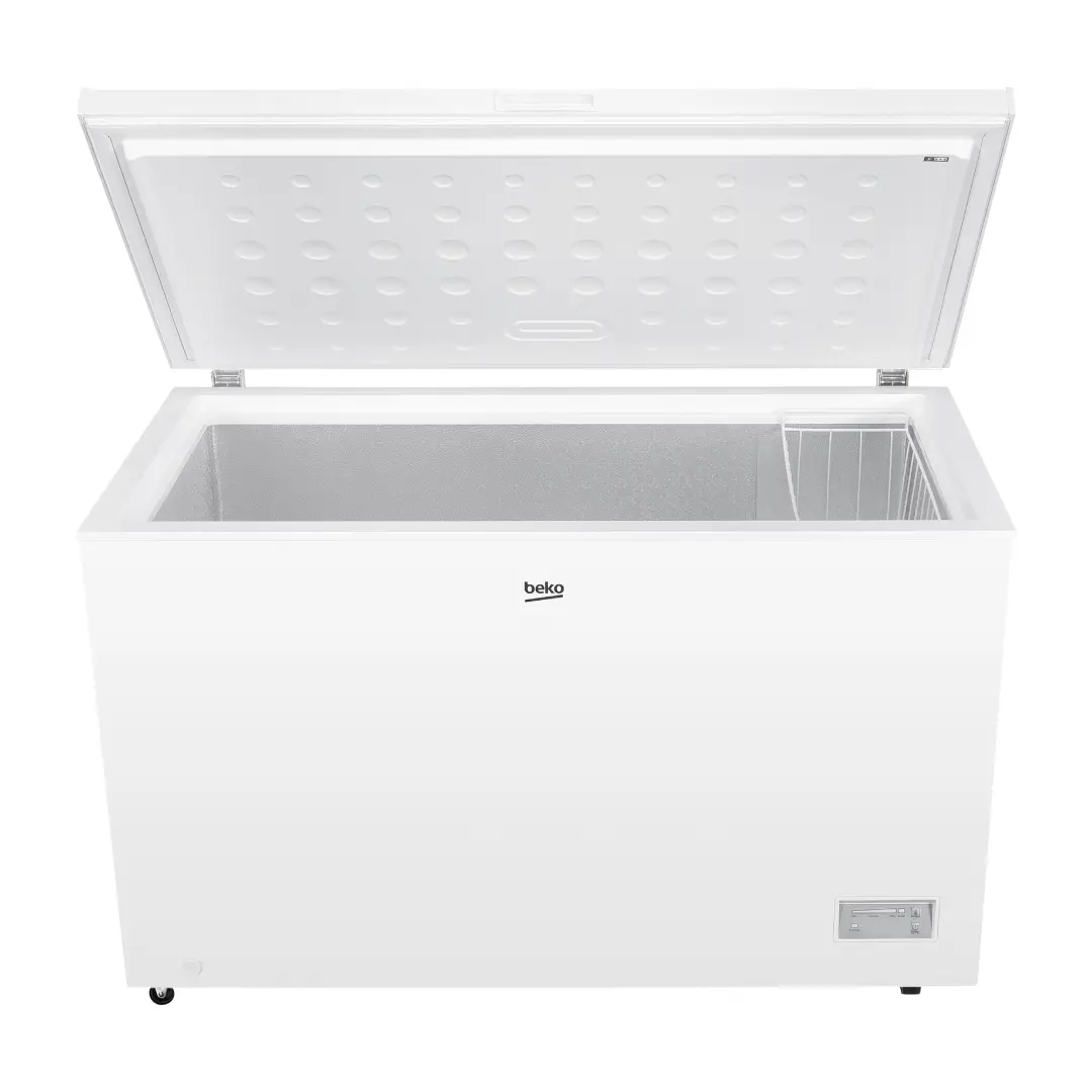 Congelador horizontal Beko CF-380EWN abierto mostrando interior amplio de almacenamiento