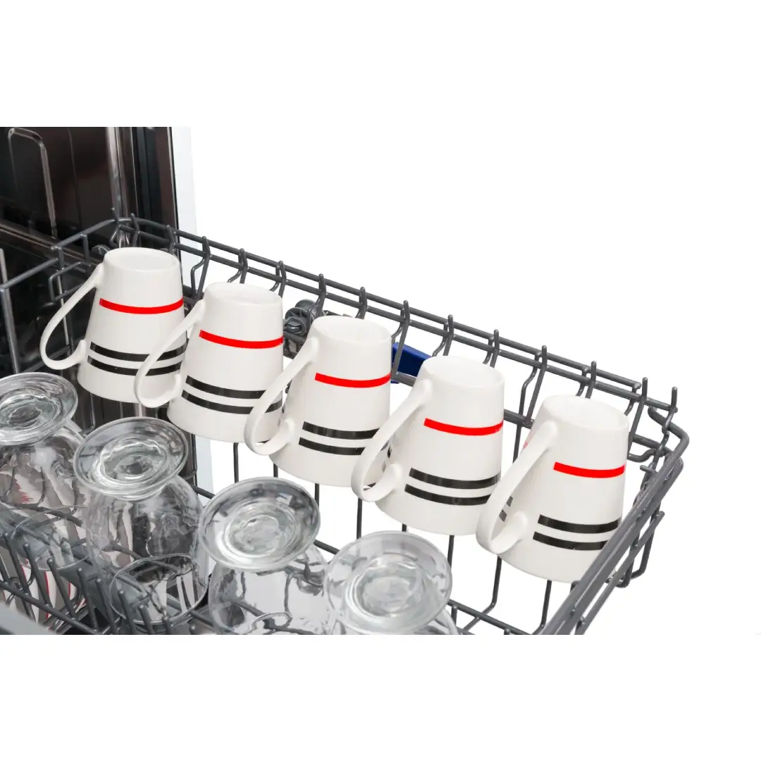 Primer plano de tazas y vasos dentro del lavavajillas Fagor 4LVF-623ADX mostrando limpieza y acabado
