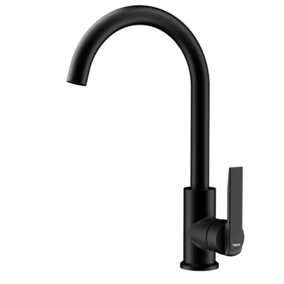 Grifo de cocina Teka IN-915 en acabado negro con caño alto giratorio y diseño monomando vista frontal de instalación en fregadero