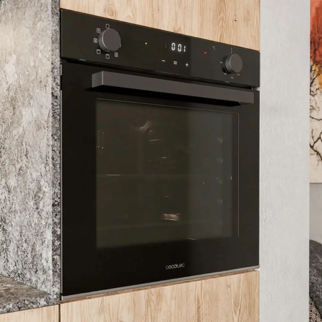 Horno multifunción Cecotec Bolero Hexa M226001 instalado en cocina (vista de muestra) con acabado en cristal negro.