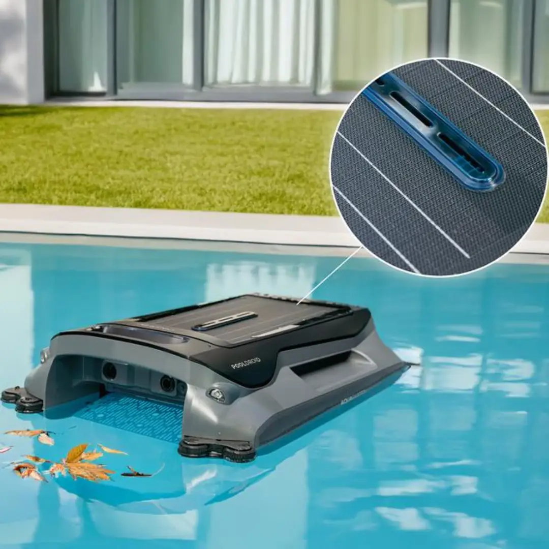 Robot limpiapiscinas Cecotec Conga Pooldroid AquaSkater en funcionamiento flotando sobre el agua limpiando la superficie de la piscina