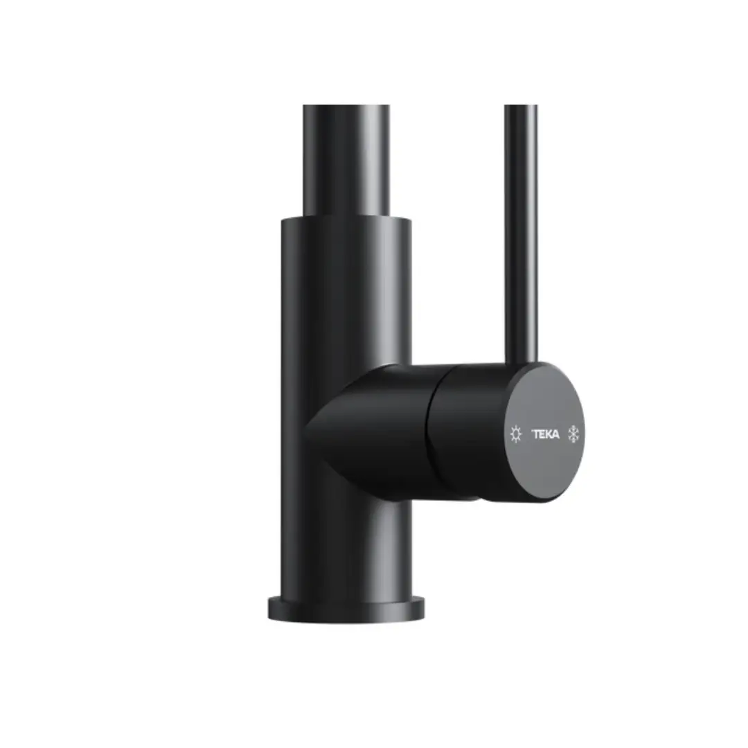 Detalle del manejo del grifo Teka UNI-9331 con control monomando para regular temperatura y caudal de agua