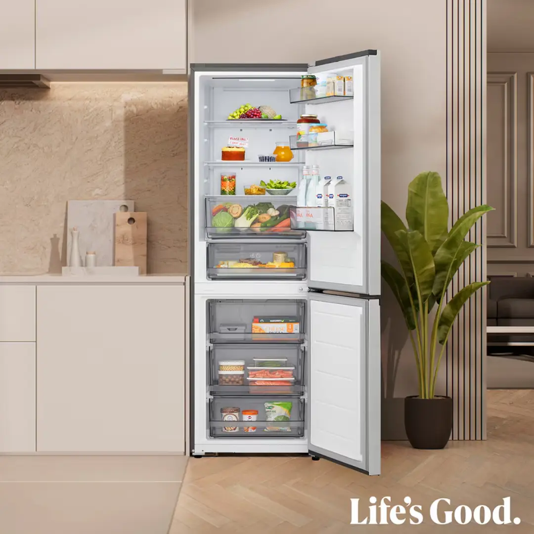 Frigorífico combi LG GBBSJ-10EPY abierto con alimentos mostrando su capacidad interior de 333 litros